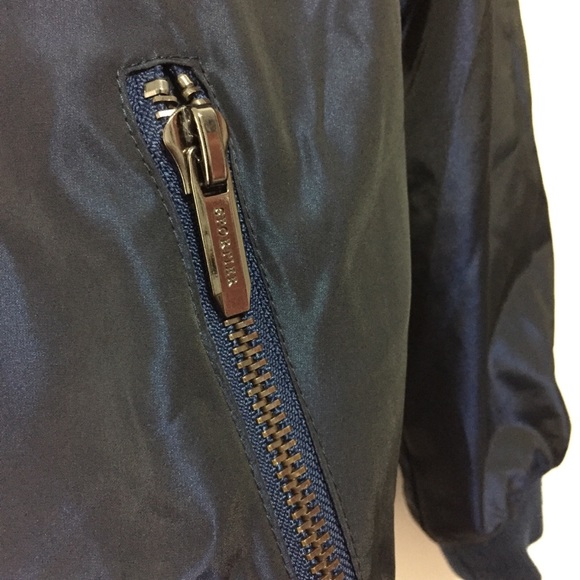 Jacket fits women’s small - Picture 2 of 5